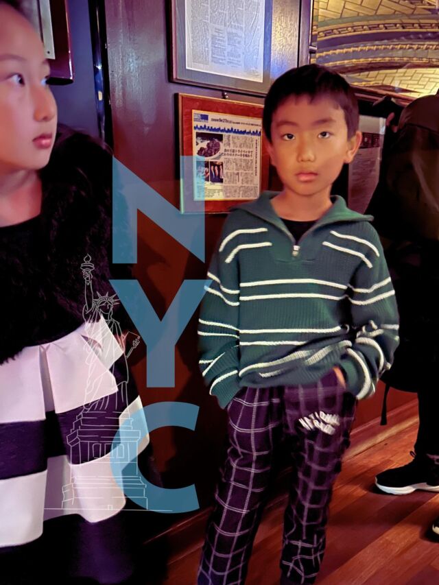 .
春休みの旅のつづき、ワシントンD.Cから移動してNYへ。
⁡
⁡
【ニューヨーク】
子ども達を連れてのNYは2回目だけど、1回目は0歳2歳とかだったから、本人達にとっては実質初。
⁡
よく歩き、よく食べ、ダラスとも東京とも違う場の空気を感じた場所。
⁡
⁡
今回巡ったのは、
⁡
自由の女神
チェルシーマーケット
ストランドブックストア
ブルックリン・ブリッジとダンボ地区
グラウンド・ゼロ
ロッカフェラーセンター
Nintendo New York
セントラルパーク
タイムズスクエア
⁡
ごはん処は、
Liberty Bagel
Rosetta Bakery
Lavein Bakeryのクッキー
Ayada(タイ料理)
casa D'angelo New York(イタリアン)
Wolfgang's Steakhouse
⁡
あたりへ。
⁡
⁡
子ども達、自由の女神を見たい見たい！と言っていた割に、速攻で飽きてたけど、船が楽しかったみたい。
⁡
セントラルパークは子ども達、時間が許せば1日中遊んでいられそうだった。
⁡
⁡
たまーにはこうゆう、都市に行って、インスピレーションもらうのもいいね。NYのごはんはレベルが違った。旅情報はnoteにて。
⁡
@sayakaino.ao
⁡
⁡
⁡
⁡
#おしゃれしてステーキ屋さん
#目の前で作ってくれたパスタ
#外せないNYベーグル
#ホンモノに触れるって大事
#めちゃくちゃ寒かった