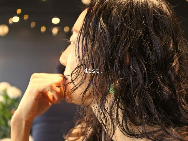 .
引っ越し直前だった誕生日。
⁡
⁡
ここ数年で、なんか幸せ、という時間が増えた。地に足がついて、本当の意味で自分の足で歩き始めたような感覚。
⁡
⁡
それは、自分と向き合い、一つずつ「自分」を紐解く中で、どんなことからも、そこから気づき、学ぶことができるようになったから。
⁡
⁡
自分を紐解いて、自分を理解することで、今目の前で起きていることも、紐解いて理解できるようになる。
⁡
⁡
今なぜこれを経験しているのか？
⁡
それが分かれば、今を受け入れられるようになり、それは自分が今生きている意味を感じられることにつながる。
⁡
⁡
やっぱり自分を知ること、なんだよね。
どんな経験も、自分とは何か？につなげること。
⁡
⁡
⁡
そうじゃないと、
人生の体裁とか、できごとの良し悪しとか、症状や問題を取り除くことばかりに気を取られて、「なんとなく満たされない」が続いていく。
⁡
⁡
「理解」を軸に生きることを教えてくれたヨガ、マインドフルネスが、暮らしに根づくほど、
満たされて生きられるようになる、ということを実感している。
⁡
⁡
41歳も日々、感覚を研ぎ澄まして、シンプルに、全力で。
⁡
⁡

⁡
家族には、週末に、仲良し家族と一緒にキャンプサイトでお祝いしてもらって。当日は、よく行くトレイルで瞑想して、プレゼントでもらった押し花ノートを作り、自分と向き合う時間。
⁡
⁡
⁡
⁡
#幸せは自分を知ることから
#瞬間瞬間を理解につなげる
#不足感は理解のきっかけ
#マインドフルになれる押し花ノート